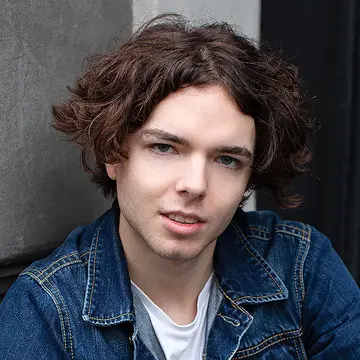 Portraitfoto des Schauspielers Finlay Deavi, IAF Absolvent 2023