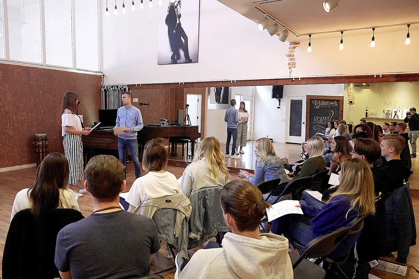 Studierende im Workshop des Howard Fine Acting Studios verfolgen eine Szene, Los Angeles Workshop der IAF 2018